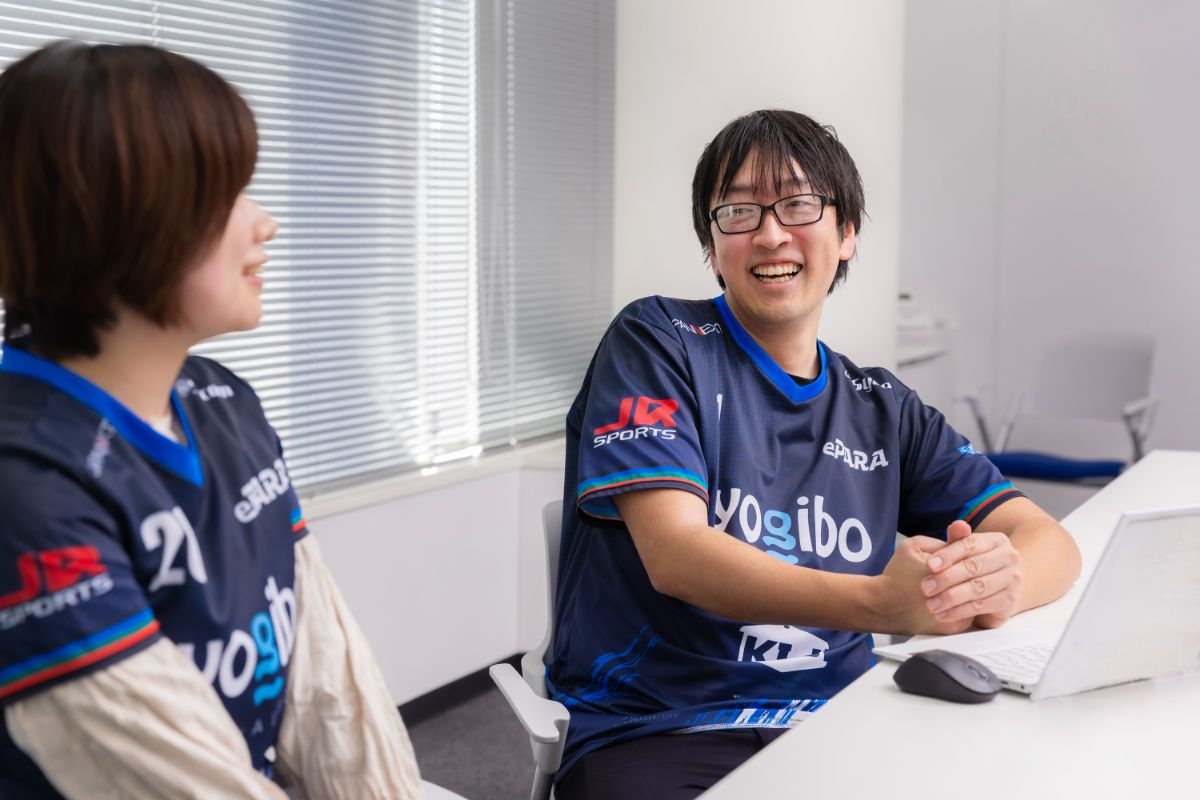 ePARAのメンバーが着用するユニフォームには、活動に共感してくれた名だたる企業のロゴがずらり