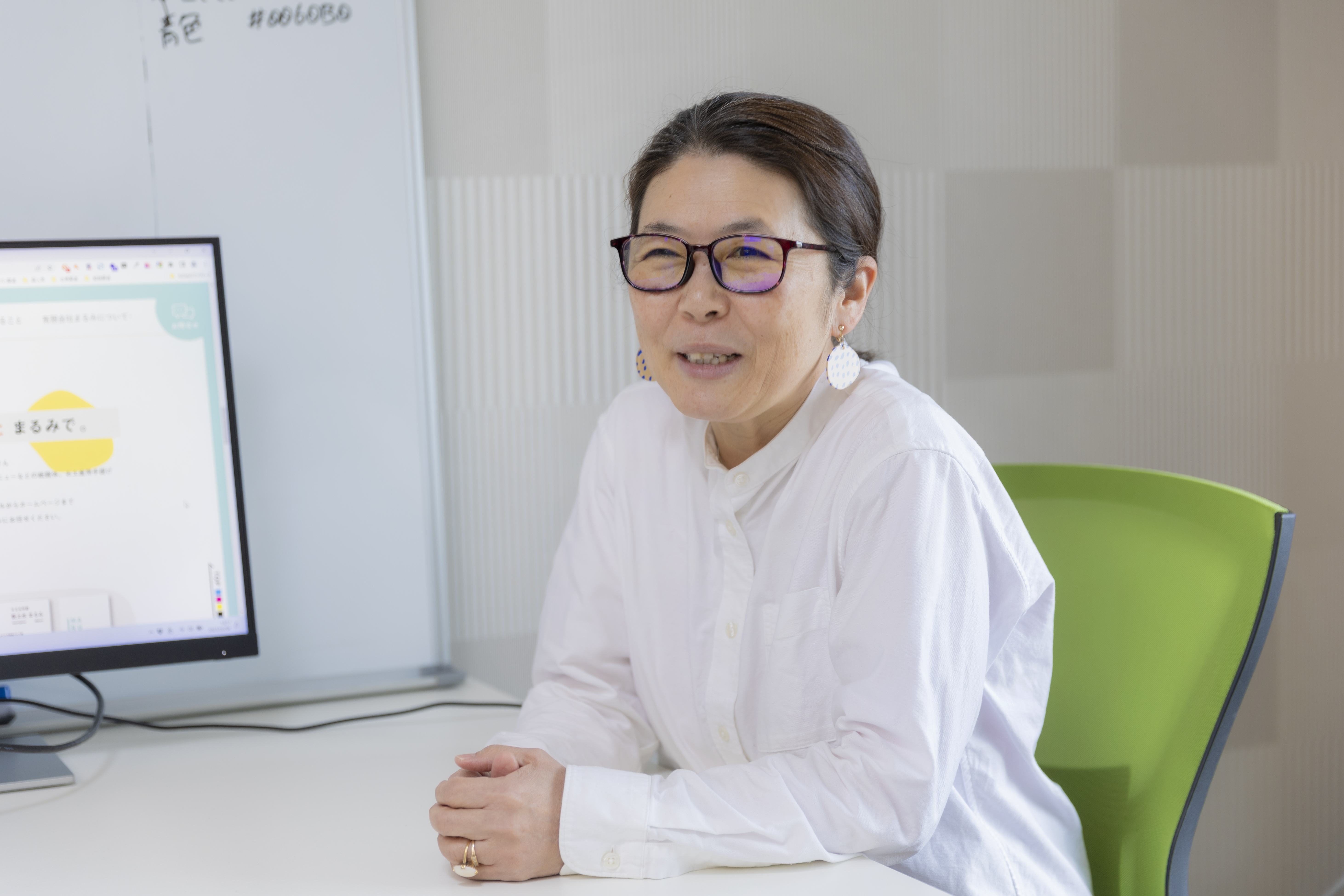 「私は優しいんじゃなくて、しつこいんです。諦めが悪い」と、笑顔で語る三鴨さん