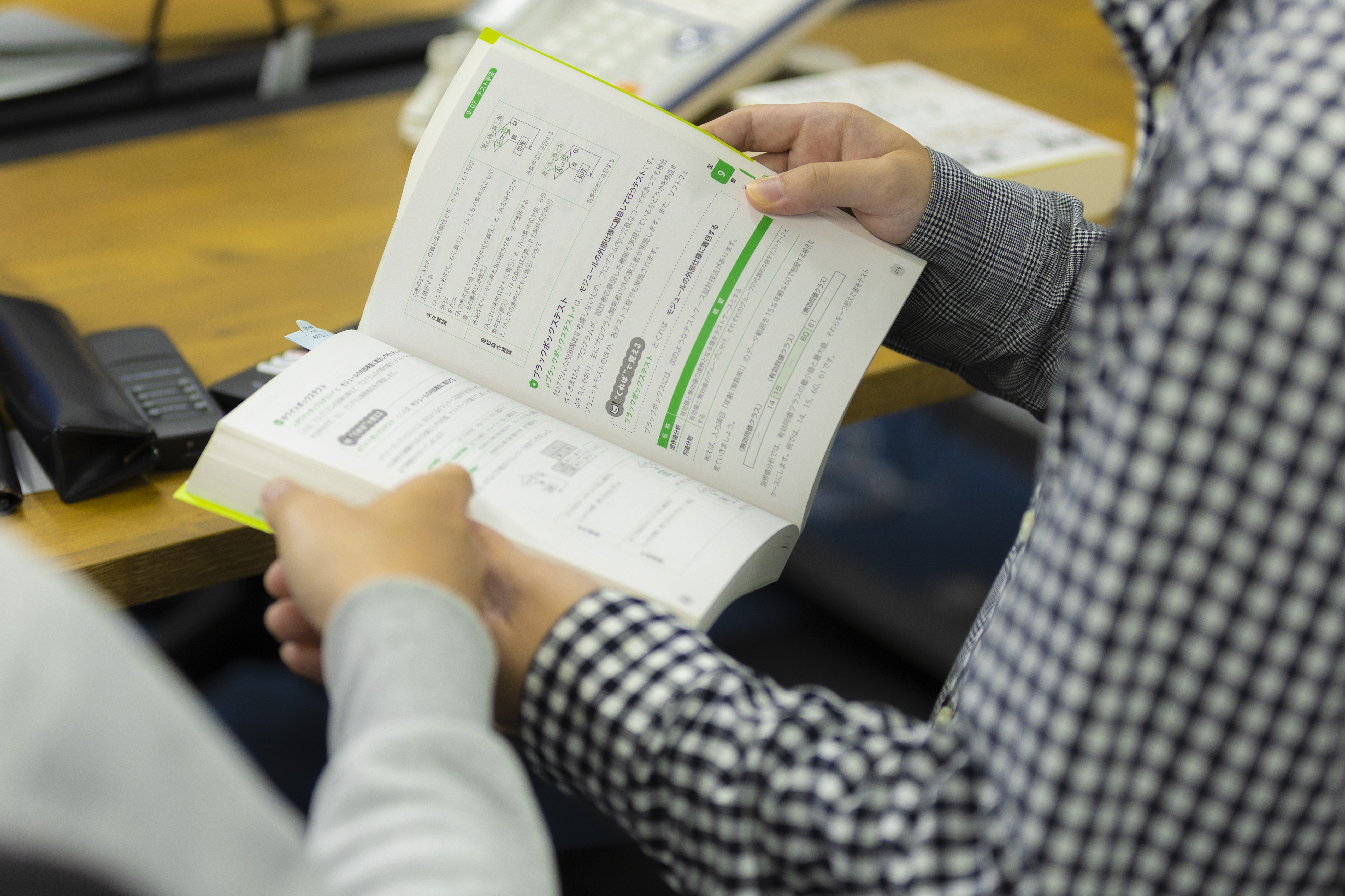 社内には多くの本が置かれており、実務だけでなく知識の蓄積にも最適な環境が用意されている