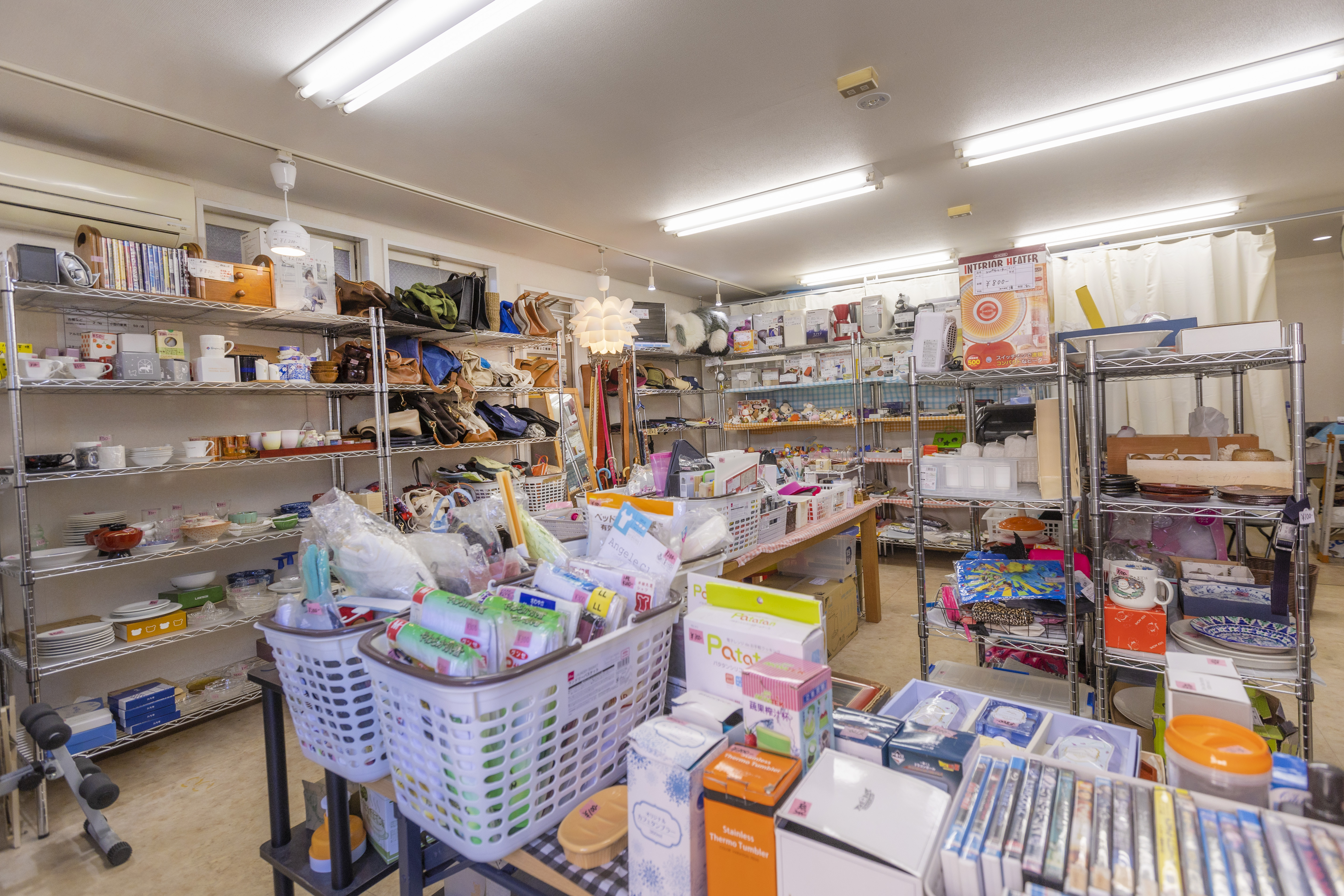 多くの商品が綺麗に陳列されている店内。今後の若畑さん達の取組にも注目です。