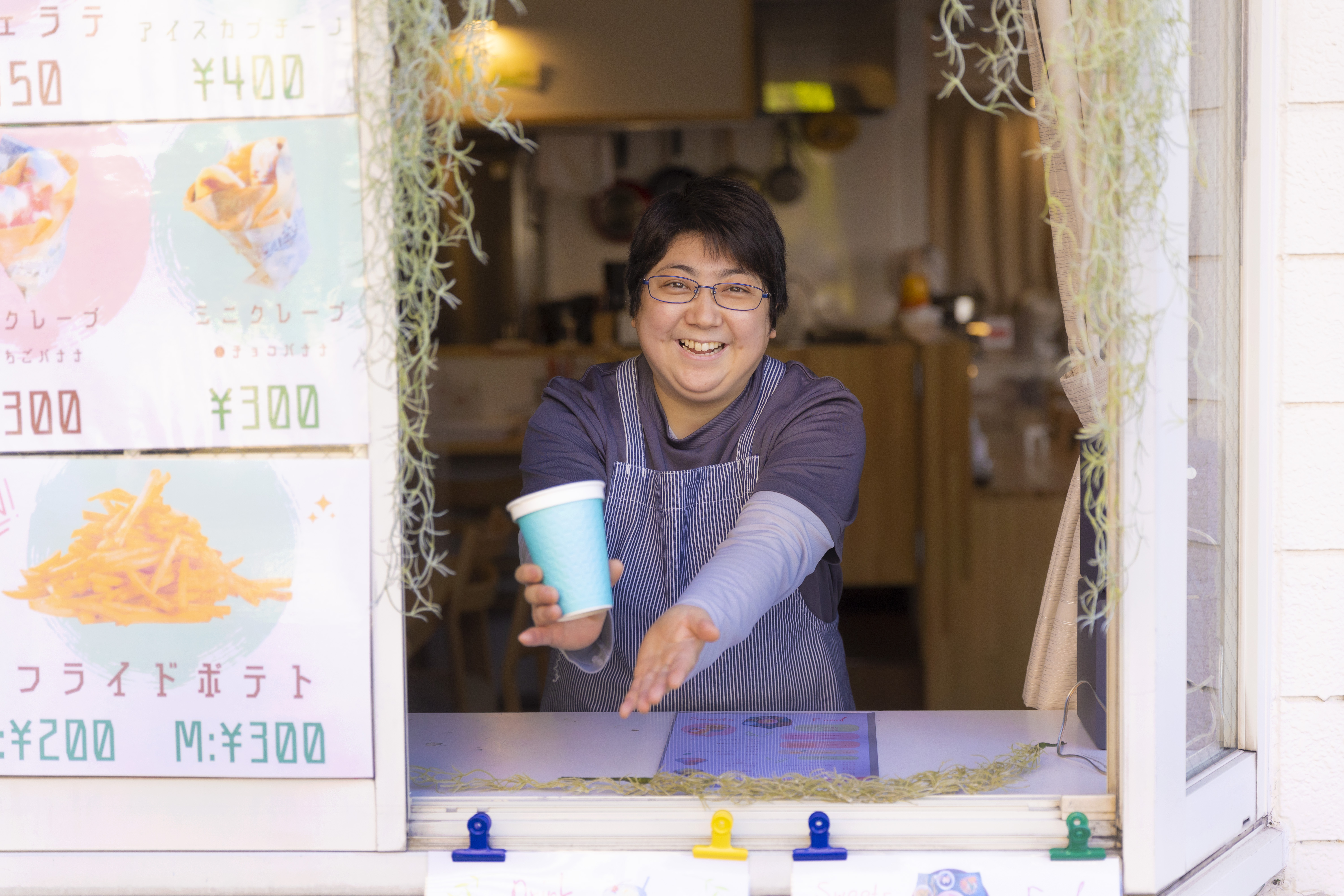 素敵な笑顔が印象的な藤井加奈さん。藤井さんの笑顔を見て、訪れるお客様も笑顔になっていきます