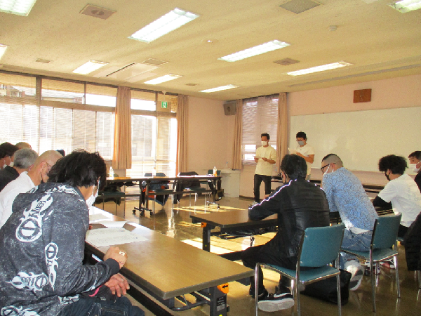 当日のテーマに沿って、全社員がさまざまな意見交換をします