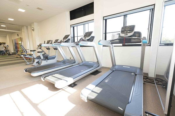 日差しもたっぷり入り、気分がよく運動ができそうです。スタッフの明るい笑顔にも元気をもらえます