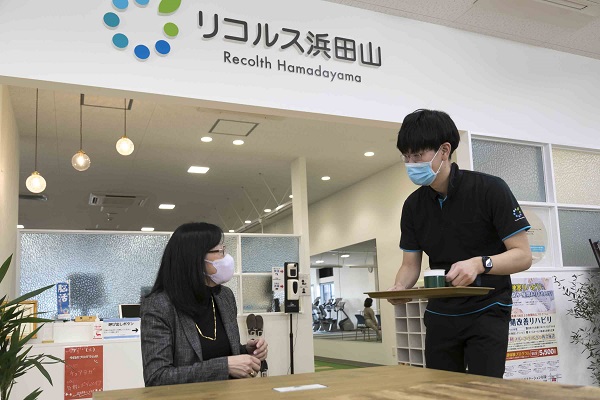 コーヒー好きのスタッフから「おいしい淹れ方」を習って、スタッフにふるまう長田さん