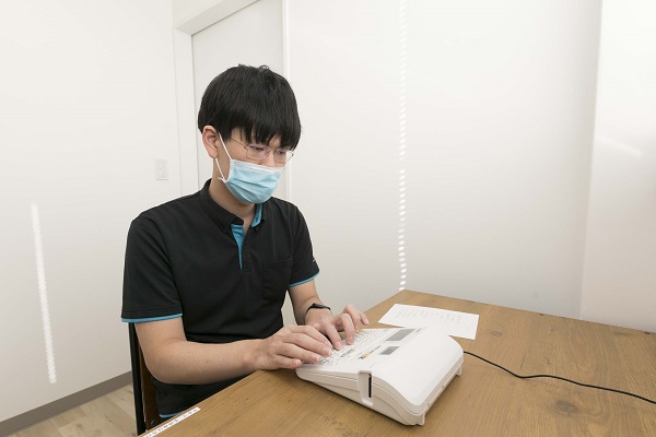 ラベル作成などの細かな事務作業はバックヤードで行います