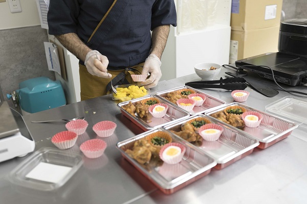 店舗から3分ほどの距離にある仕込み場所で、お弁当やサラダを調理しています