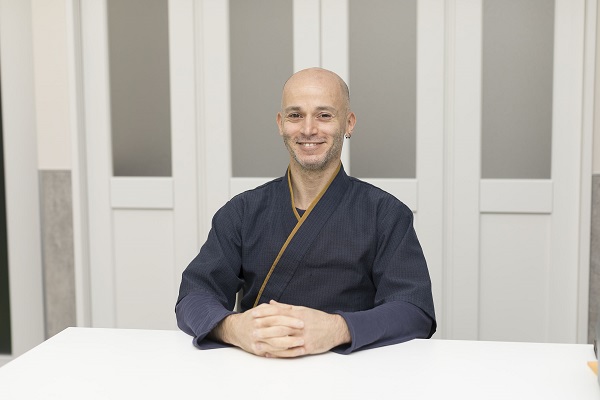 「外国人というだけで、仕事を探すのが難しかった」というトマーソさん。マネージャー業は「やりがいがある」と笑顔です