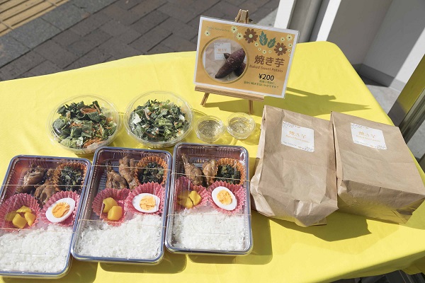 ランチタイムに合わせてお店はオープン。サラダ、お弁当、スイーツが日替わりメニューで販売されています