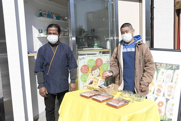 「お弁当いかがですか」と道行く人に呼びかけるローダンさん（右）とアラム・クルセットさん（左）