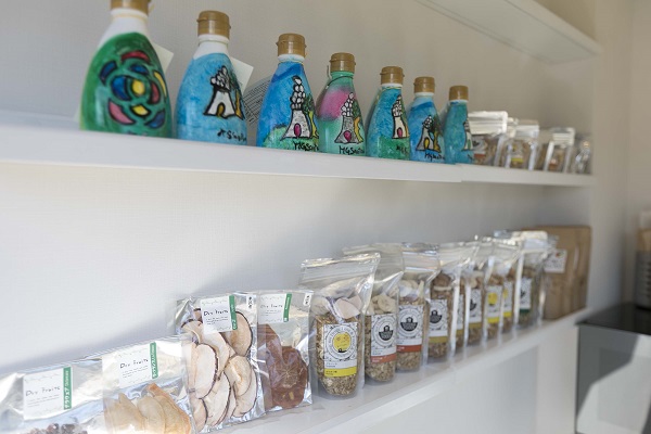 素材にこだわったオリーブオイルや就労支援施設で作ったグラノーラなども販売しています