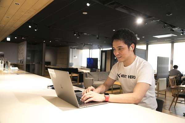 チャット、メールやリモート会議などで社内コミュニケーション