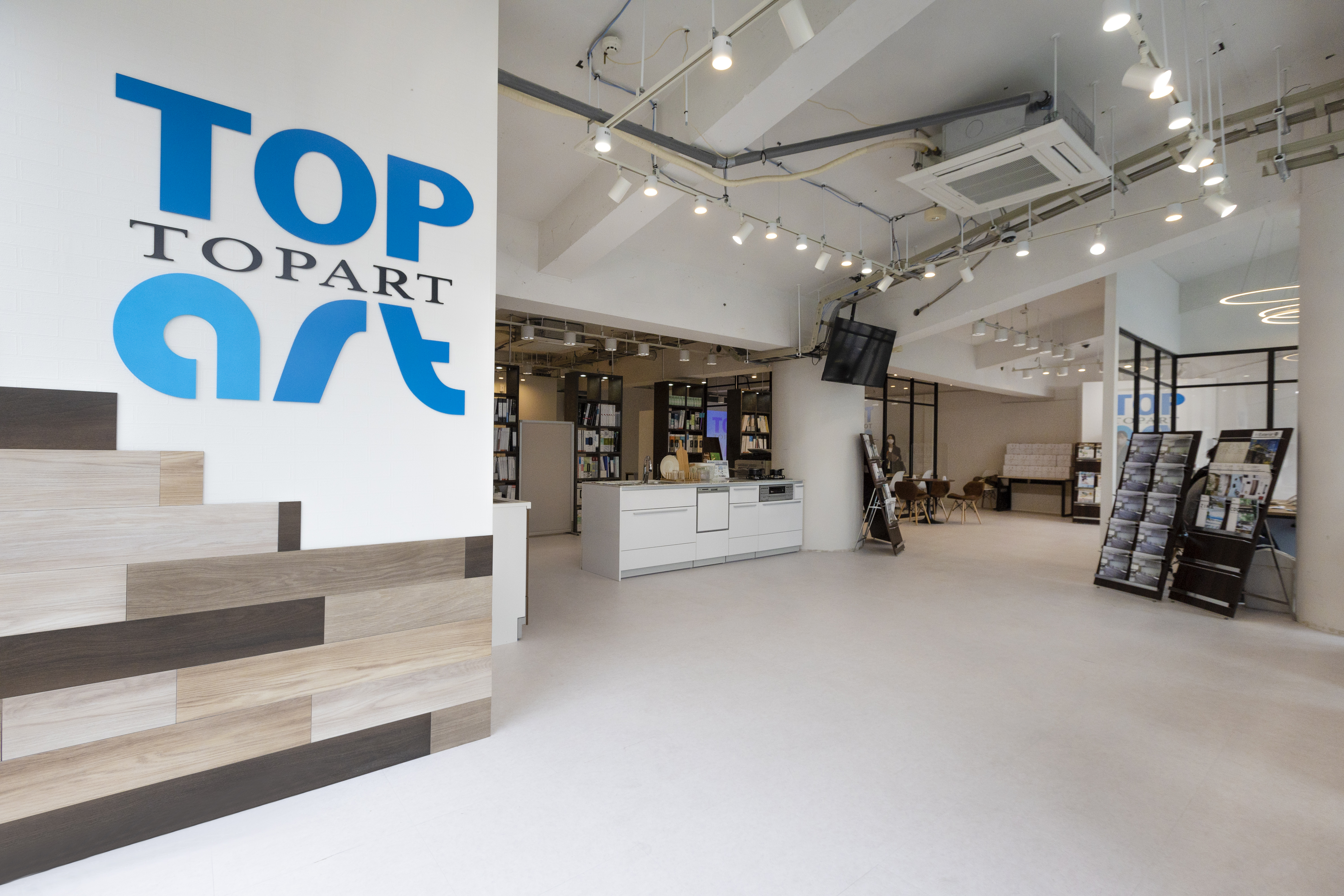 新しいショールームの立ち上げメンバーのため、社員同士の壁はゼロ。何でも言い合える関係を築いている