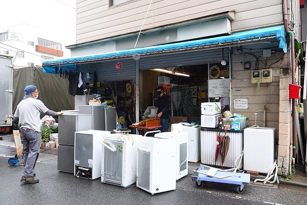 仕入れ先からトラックが到着。運ばれてきたリサイクル品はていねいに点検、清掃。さらに動作確認をした後、安心して使っていただけるよう販売時には３カ月の保証を付けています