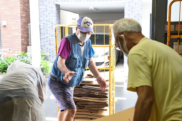 毎週木曜日は資源の回収を行っています。協力いただいている商店街の方々とも良好な関係が続いています