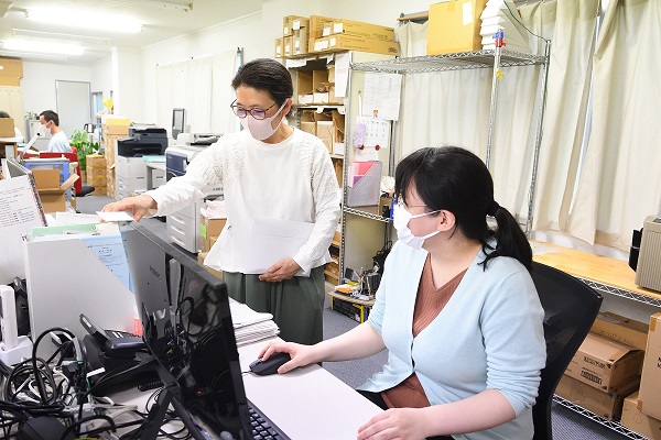 各社員と頻繁にコミュニケーションをとる社長（左）　進捗状況と社員の判断の確認を行います