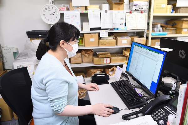 eメールを使って、取引先とのスムーズな連絡を行っています