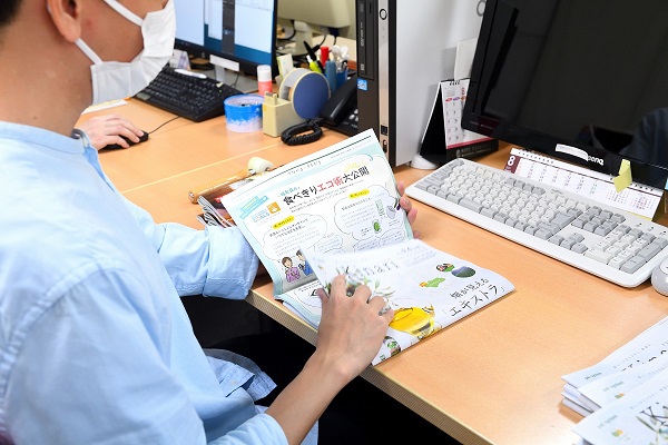 カタログはひとつずつ丁寧に手作業で梱包し、発送します