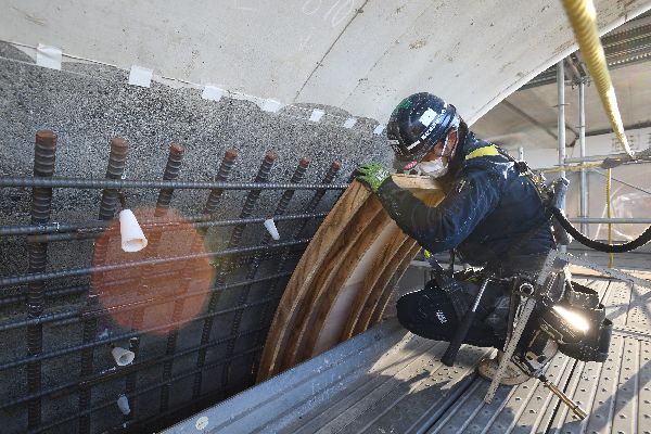 曲面の型枠は、難しい作業で高い技術が必要です