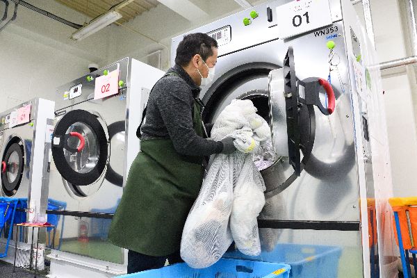 チェックが終わったものから洗濯機に投入します