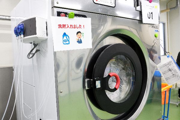 洗剤投入が終わったらパネルを貼って作業ミスを減らします