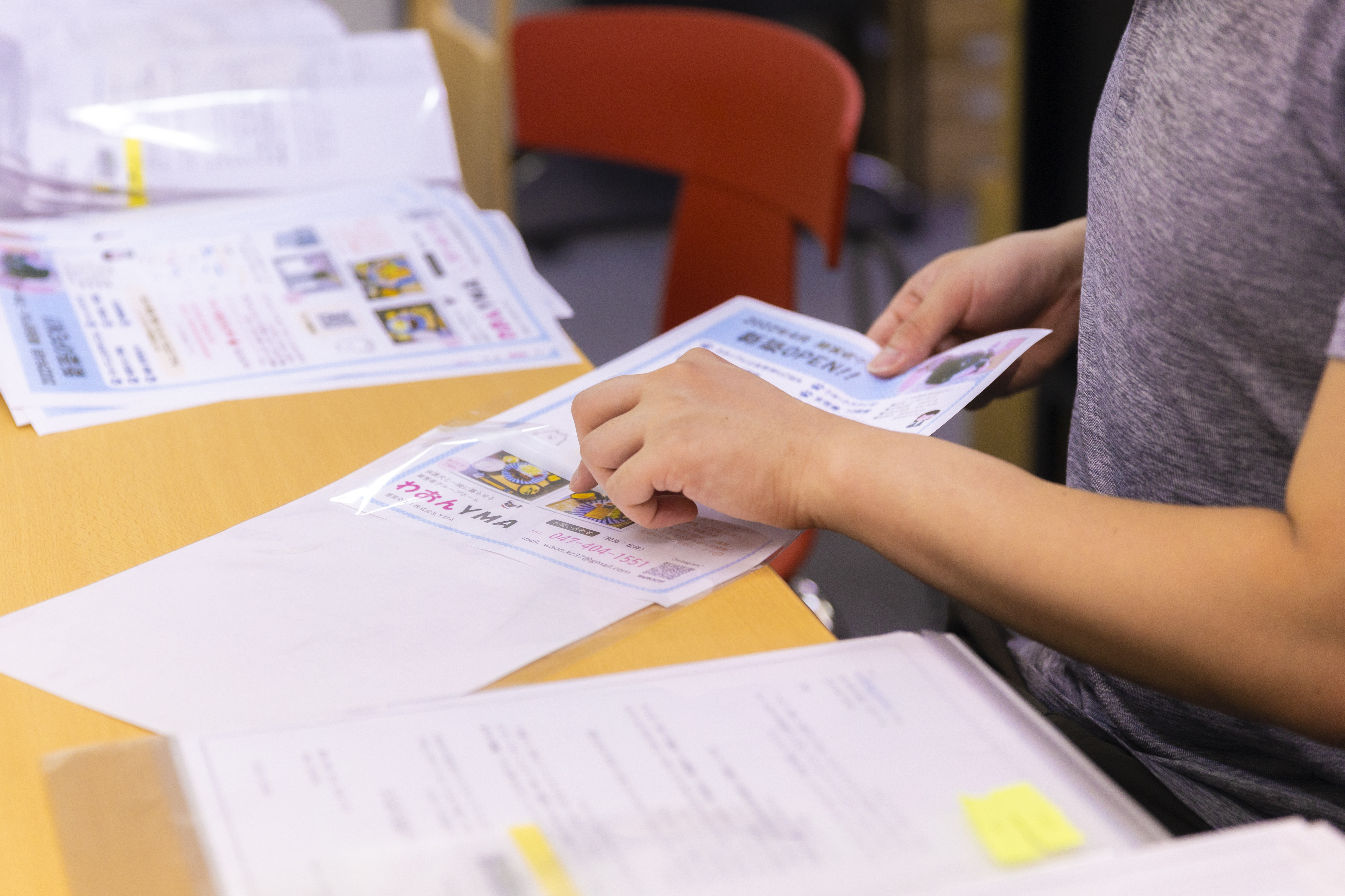 最近は名刺の制作にもトライ！わからないことは聞くだけでなく、本を買ってきて自ら調べることもあるそう