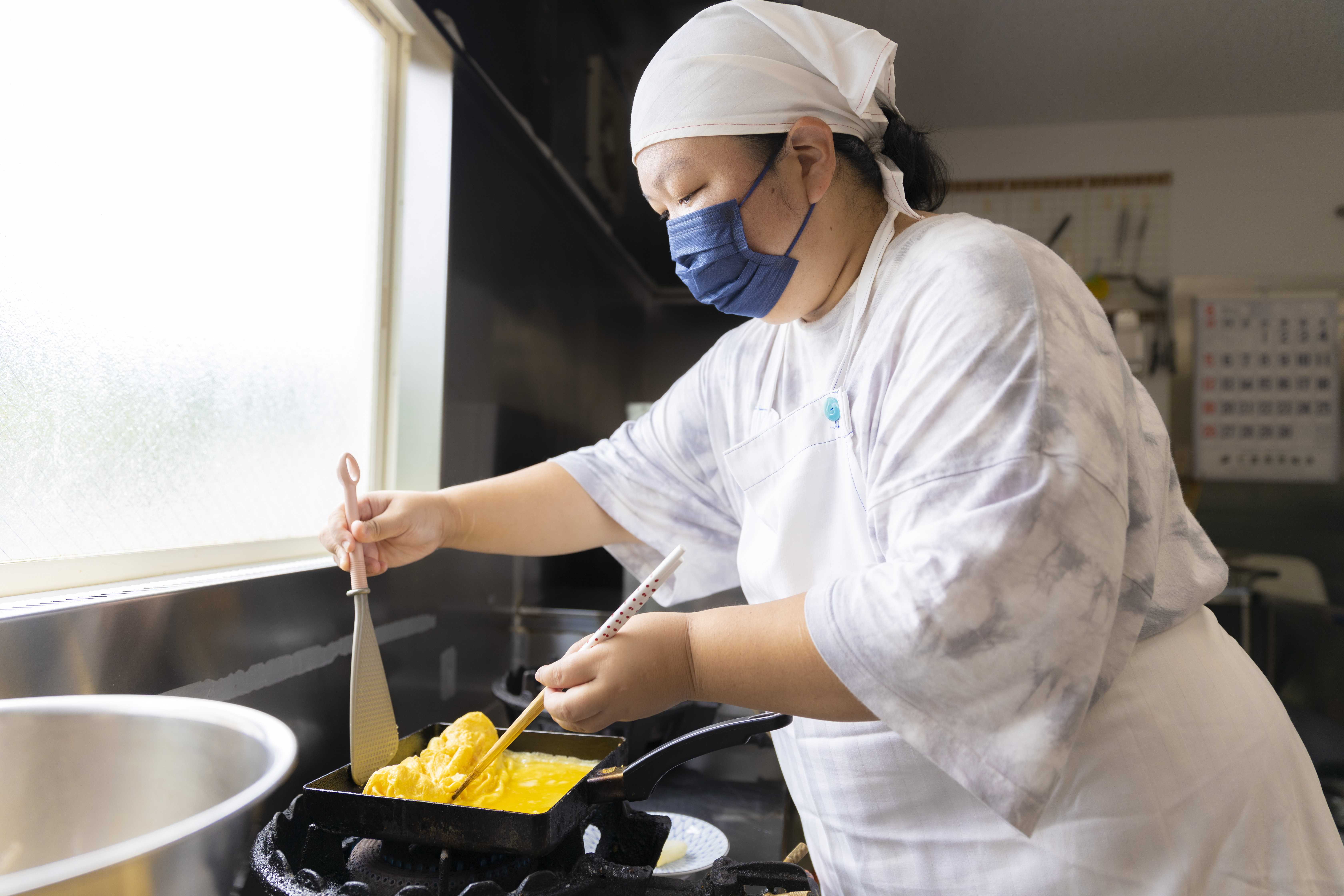 最近は調理業務も担当するようになったアケミさん。できることが増えていくのも、やりがいの1つだとか