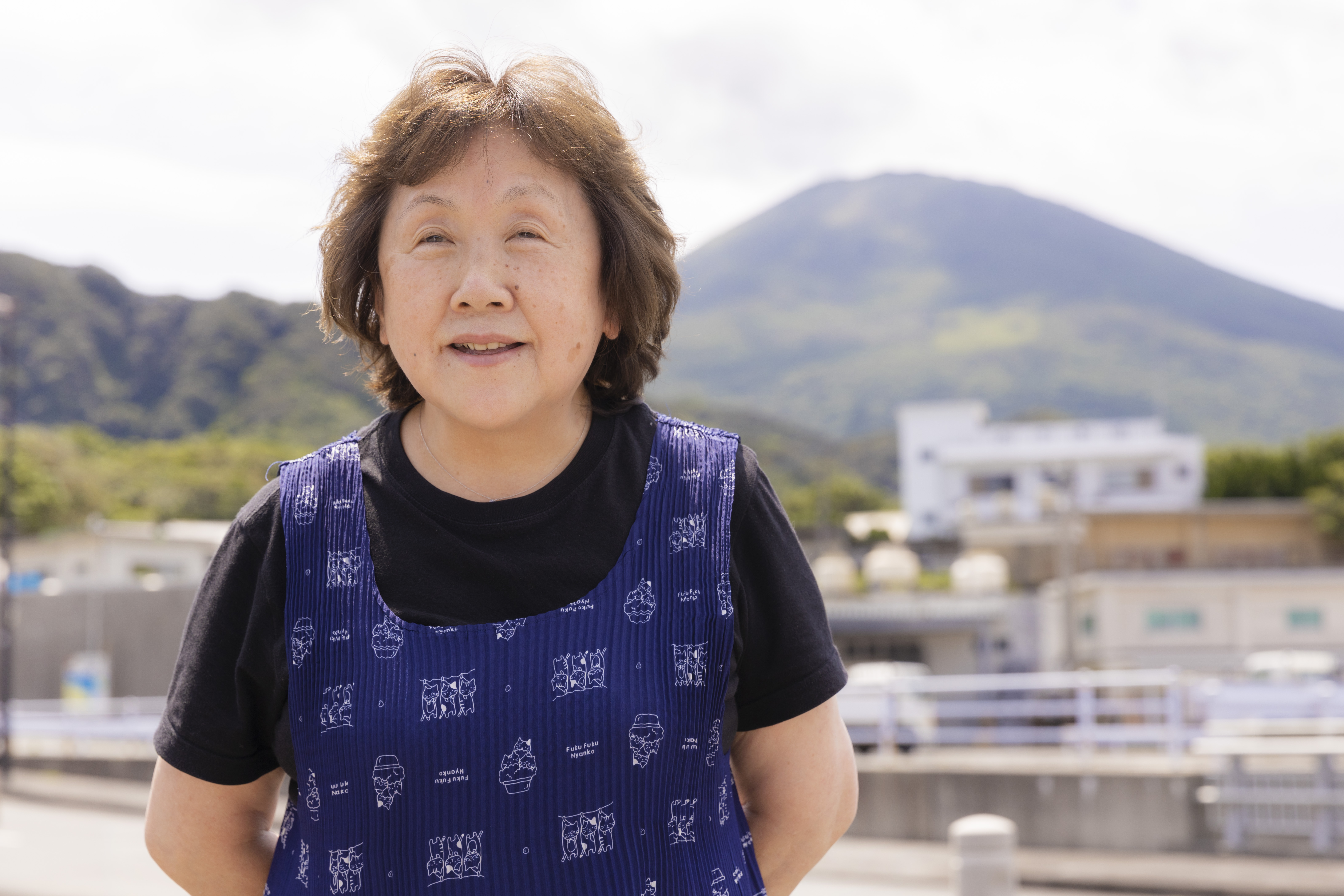 高橋さんは元・八丈町役場所属のバスガイド。当時から‟八丈島を訪れてくれた人に満足して帰ってもうらう,,をモットーに、どうしたら喜んでもらえるかを大切にしている