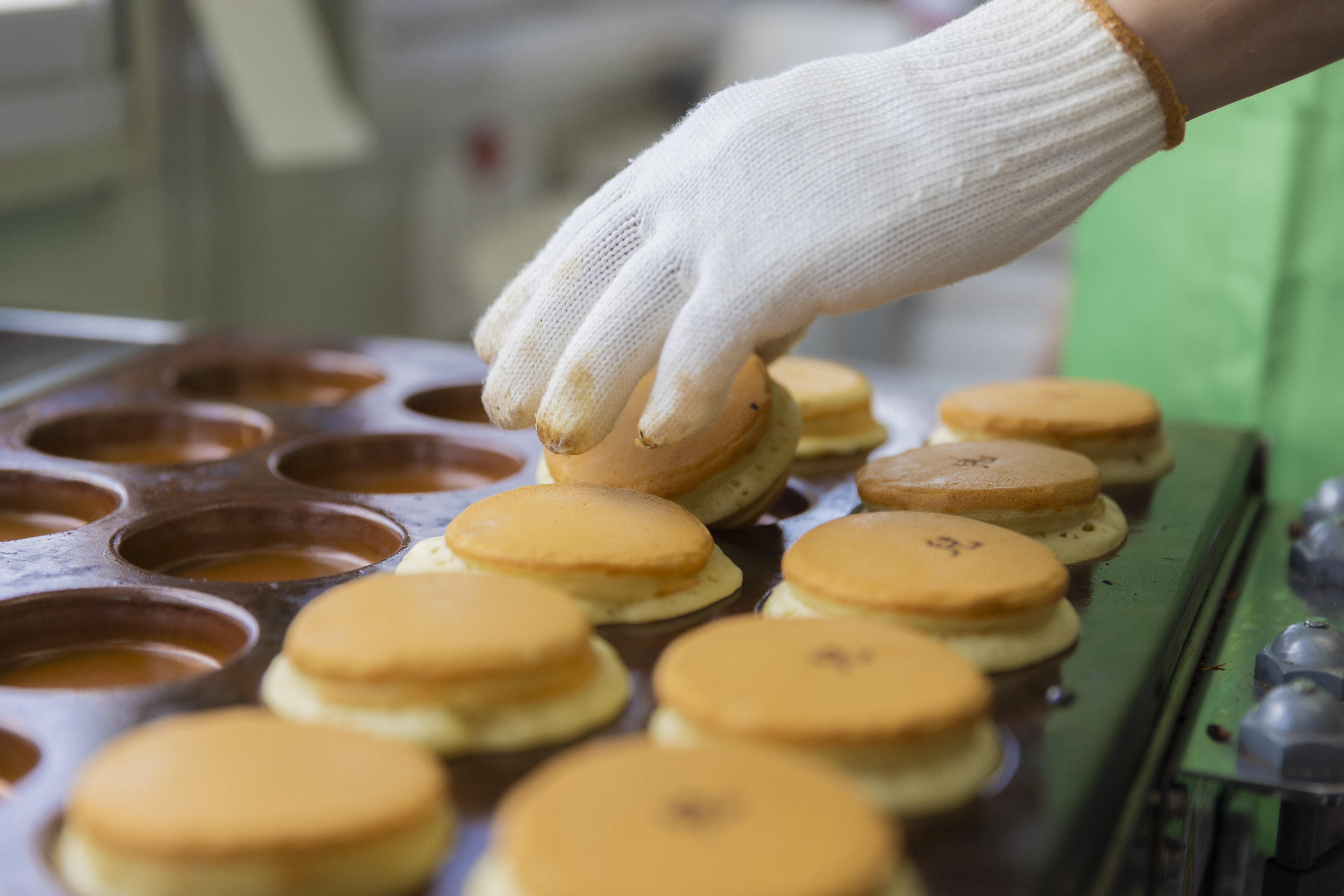 ベーシックな小豆餡やクリームに加え、ときには期間限定で八丈レモン入りの餡や明日葉入りの生地など地元の食材を取り入れた商品も提供