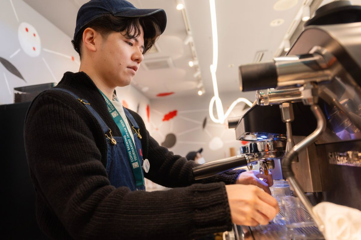 志治さんは現在、店舗運営に関するすべての業務のマニュアル化に着手中。胸元のストラップは『CBT Japan 2024』に出場したときのもの