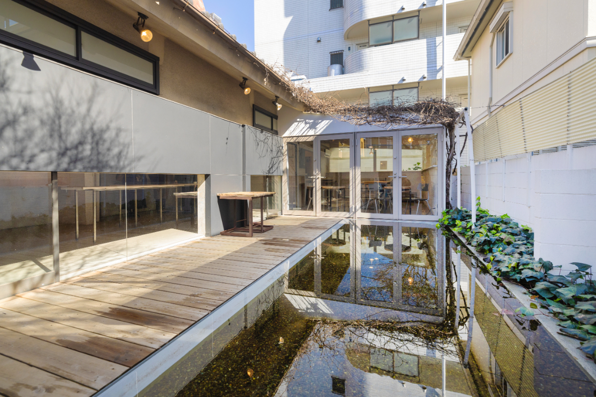 西荻窪駅から徒歩10分。閑静な住宅街の中にある『ギャラリーみずのそら』は、開放感あふれ、明るく落ち着いた雰囲気