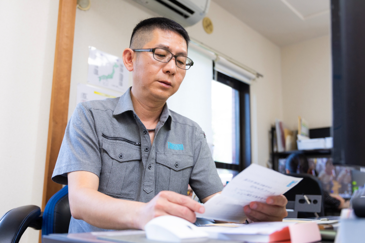 就職を希望する服役中の方からの手紙に目を通す柿島さん。面接を行うために、全国の刑務所に足を運んでいるそう