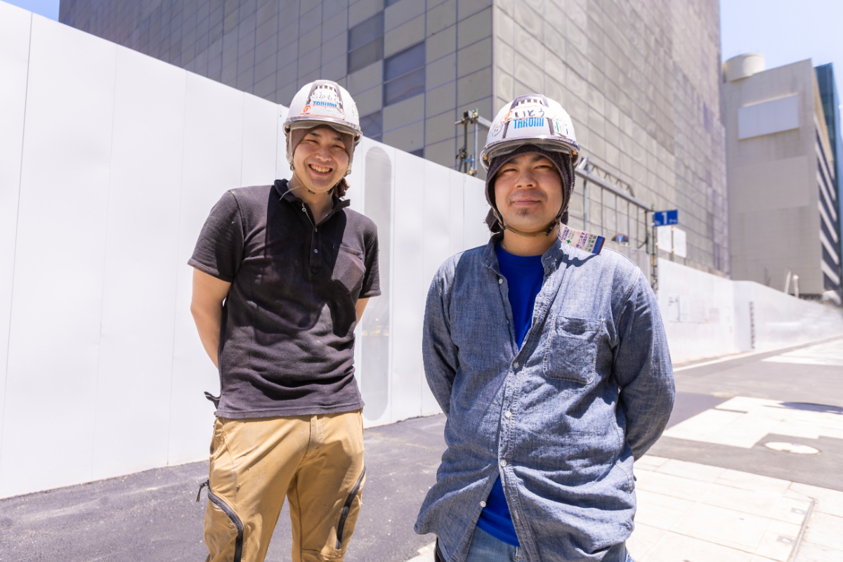 「うちの社長は本当にいい人！右も左もわからない状態から育ててもらえたことを感謝しています」と岡本さん（写真左）は笑顔で教えてくれました