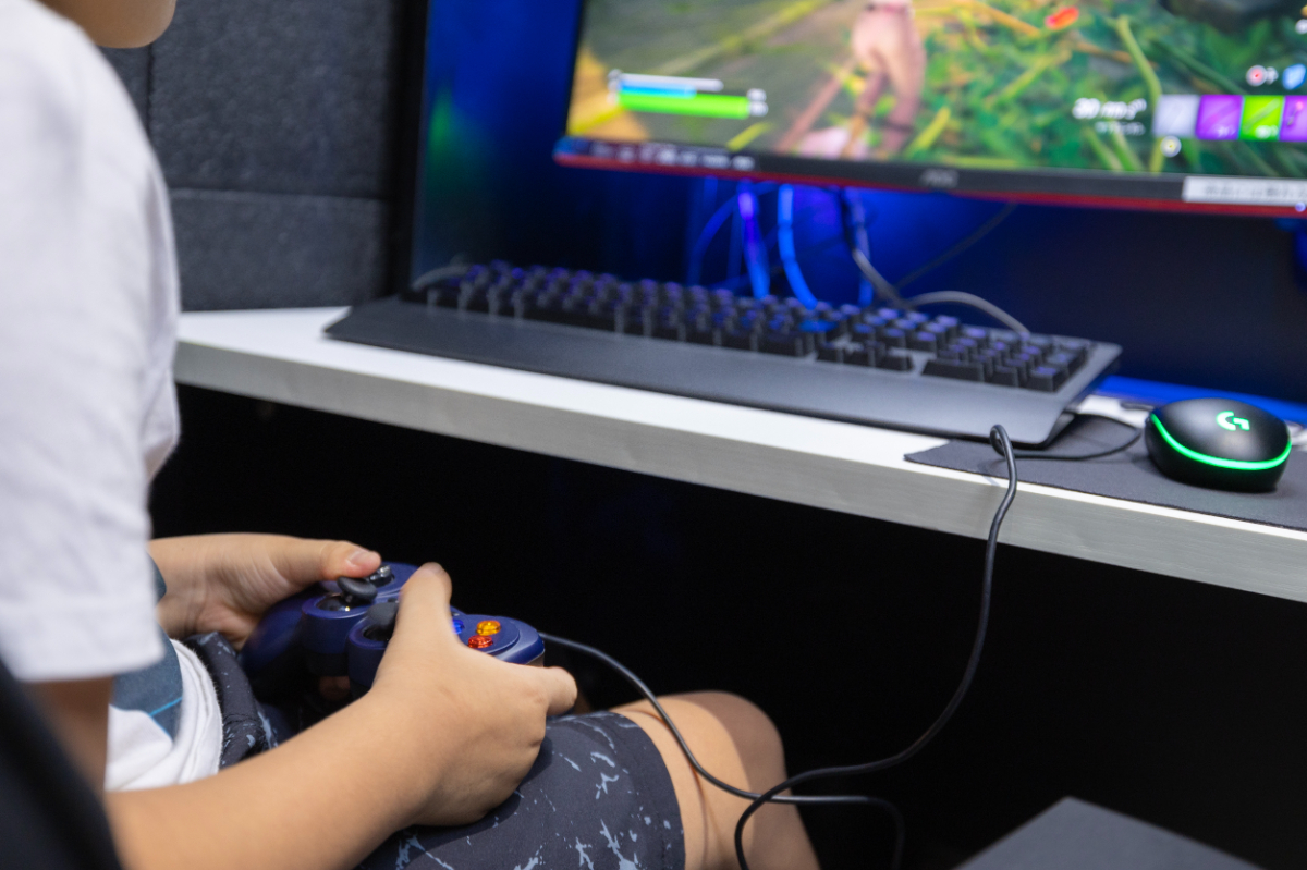 塾と提携し、動画の授業を見ながら自習することもできるそう