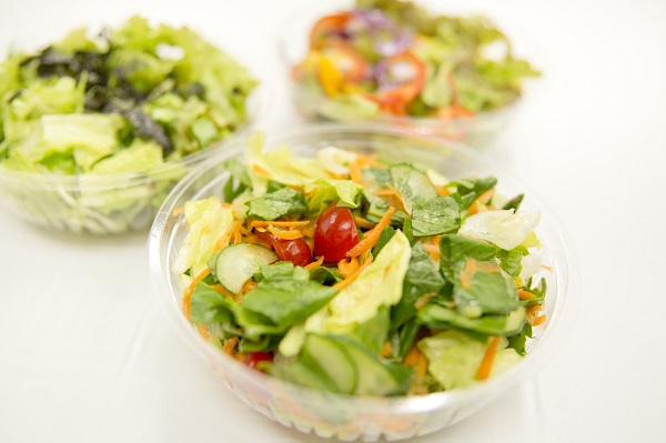 （写真提供：NPO法人東京ソテリア　ソテリアファーム）／サラダに使う野菜は、都内にある同法人の農場や福祉関係機関等から仕入れています