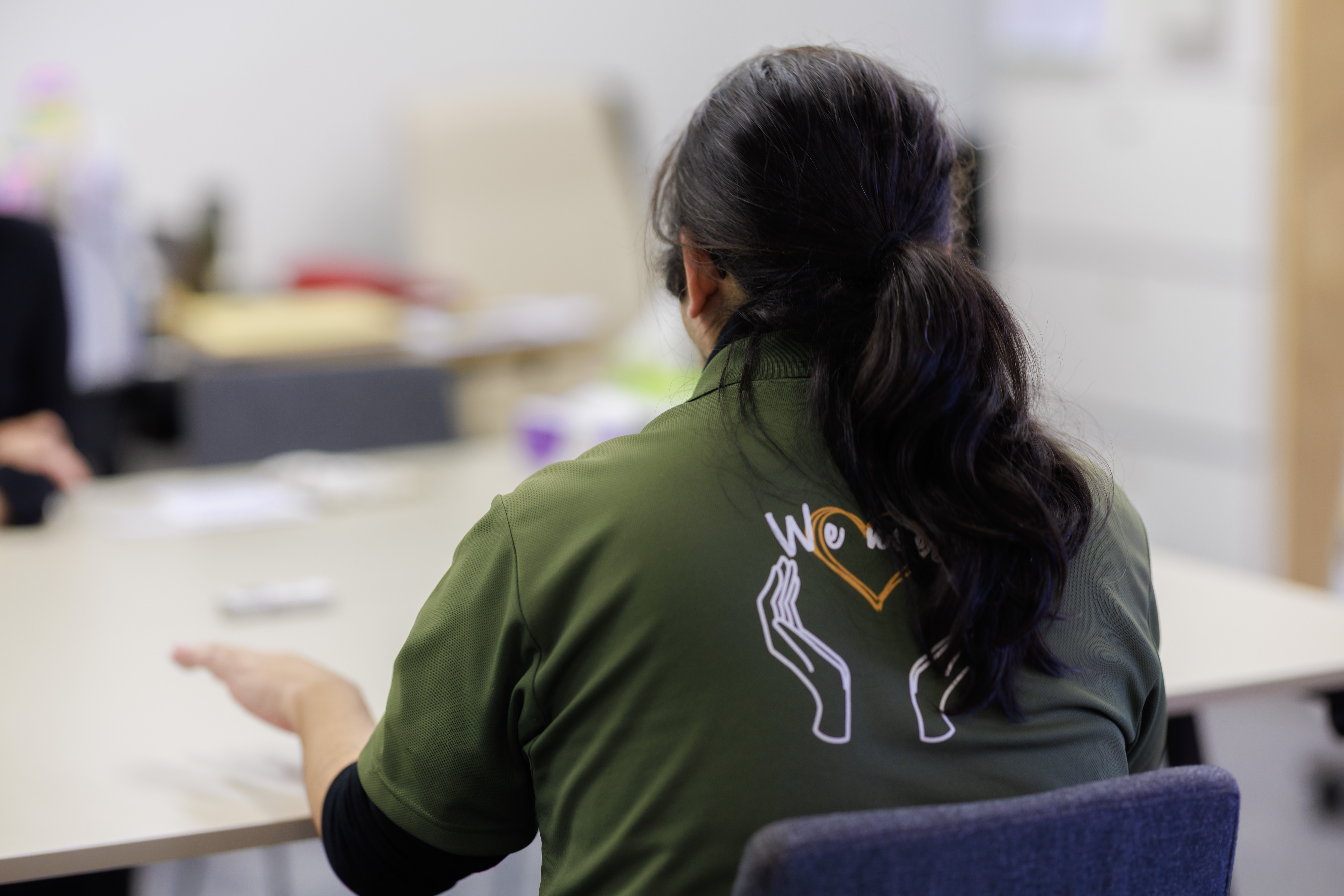 加藤さんは一緒に働く父親や祖父のような世代の仲間に、フラットな人間関係を“築いてもらえている”ことに感謝している